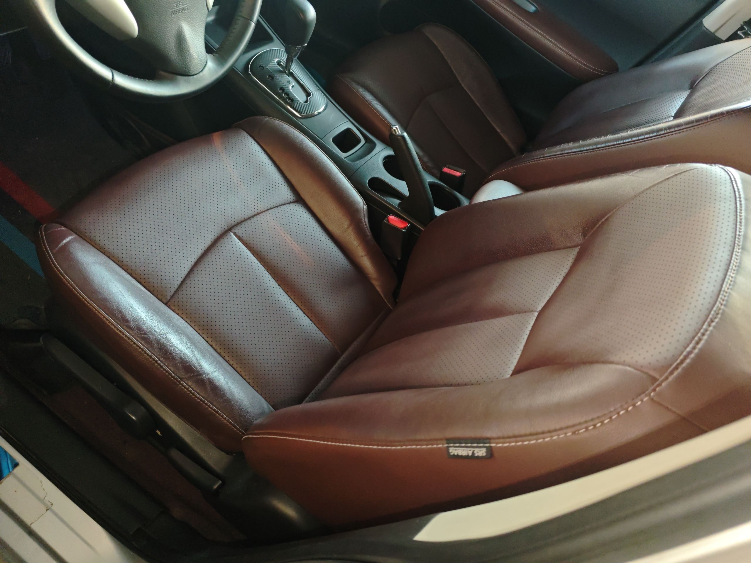 المقاعد الأمامية داخل السيارة