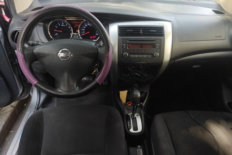 Used Nissan Livina 2013 1.6XE CVT Comfort Edition Center Console