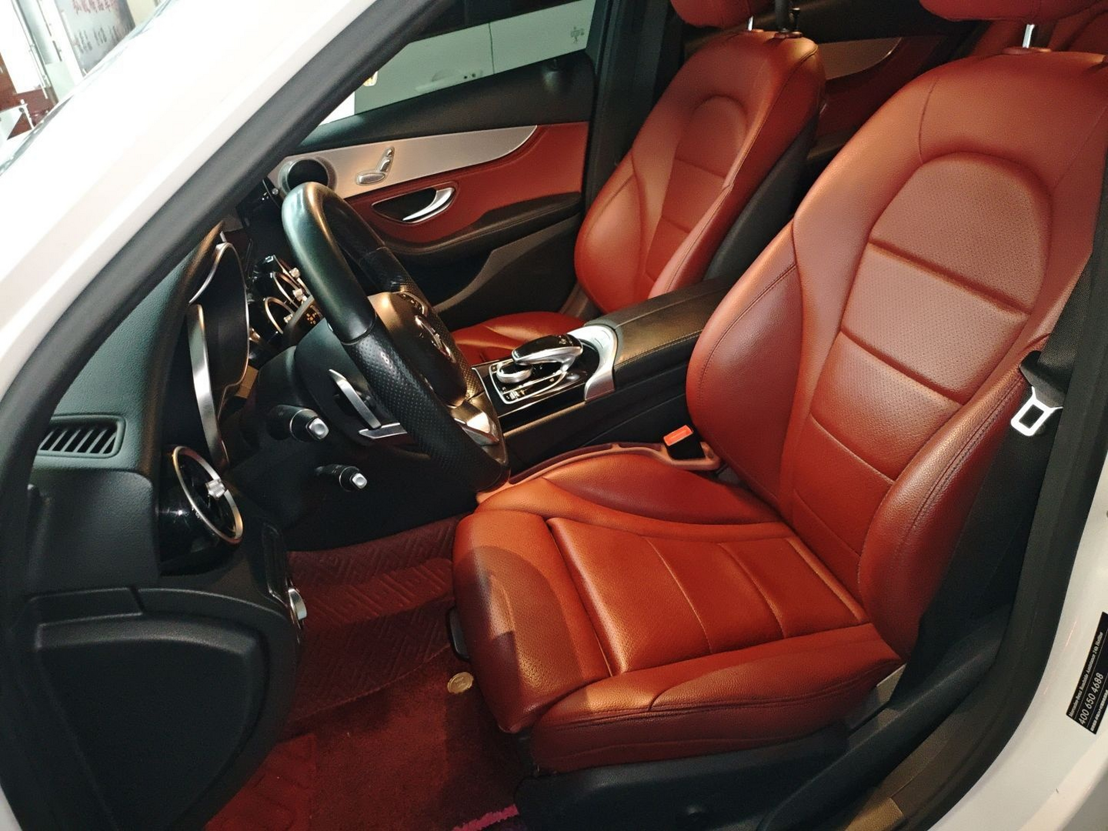 المقاعد الأمامية داخل السيارة