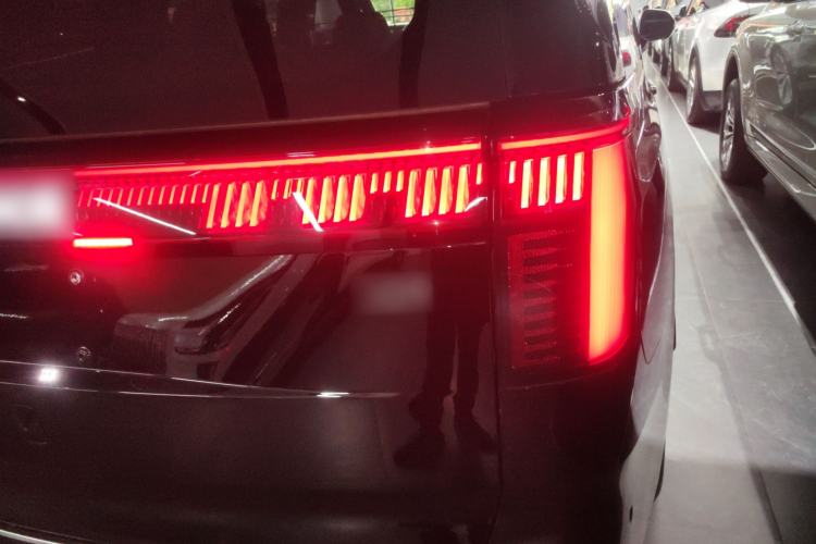 Used Zeekr 009 2024 Six-Seat Executive Version 4WD 108 kWh Exterior 3