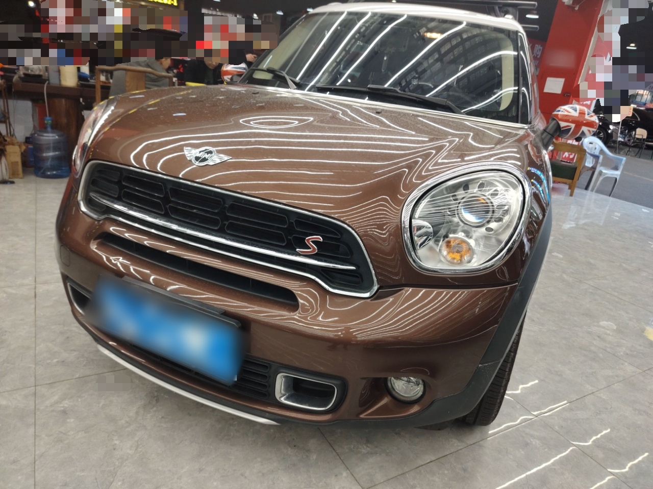 تحت مقدمة السيارة