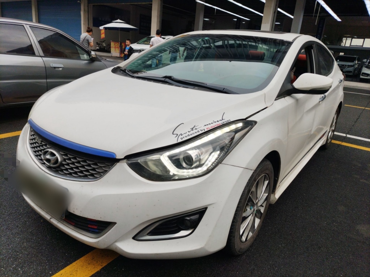 تحت مقدمة السيارة