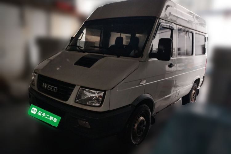 Used Iveco Daily 2020 2.5T A35 Passenger Van Single-Tire Mid-Roof Design 5-9 Seats China V Emission Standard
