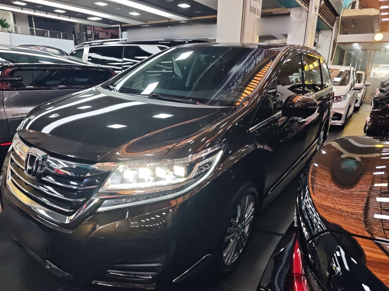 تحت مقدمة السيارة