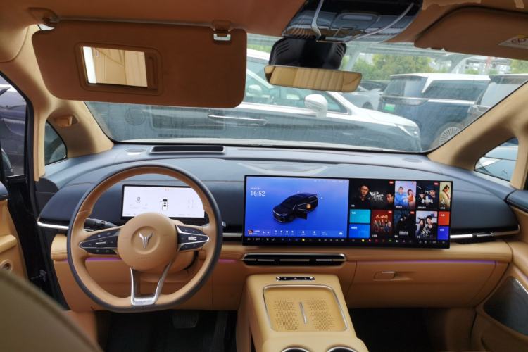 Used VOYAH Dream 2025 PHEV Four-Wheel-Drive Flagship Kunpeng Edition Center Console