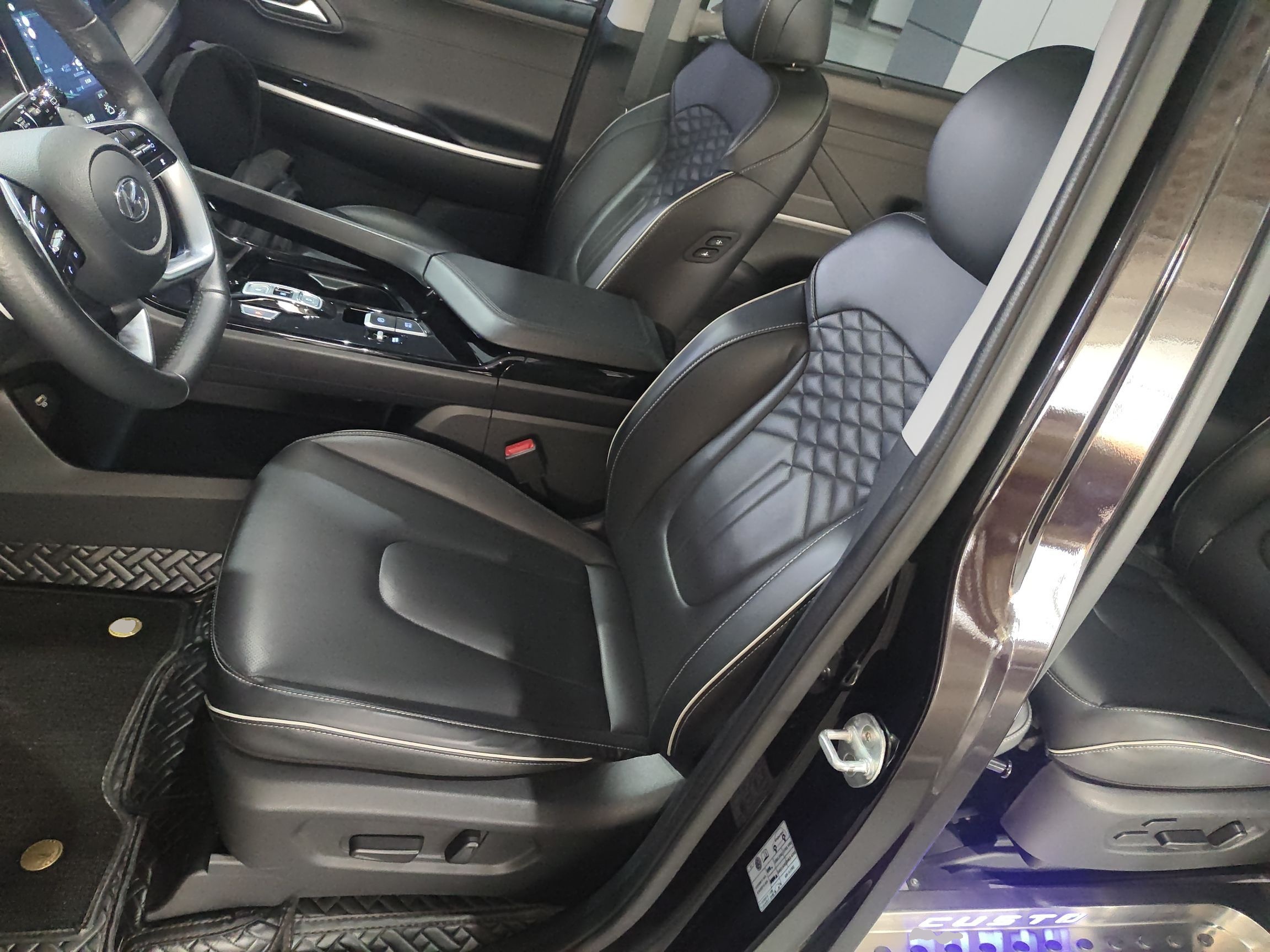 Переднее сиденье в автомобиле