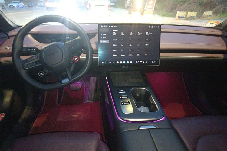 Used Xiaomi Auto SU7 2024 Rear-Drive Long-Range Intelligent Driving Version Interior 2