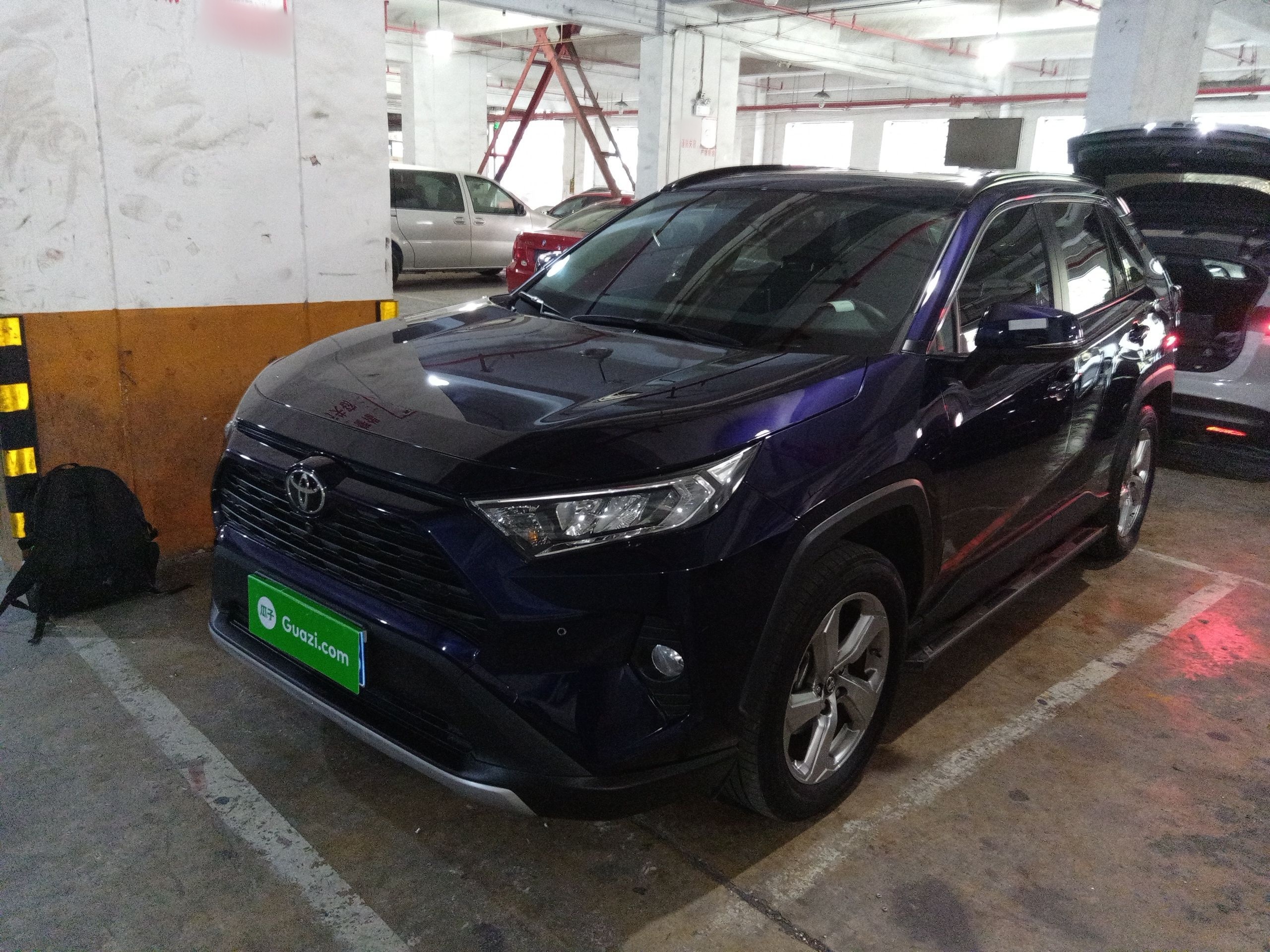 Под передней частью автомобиля