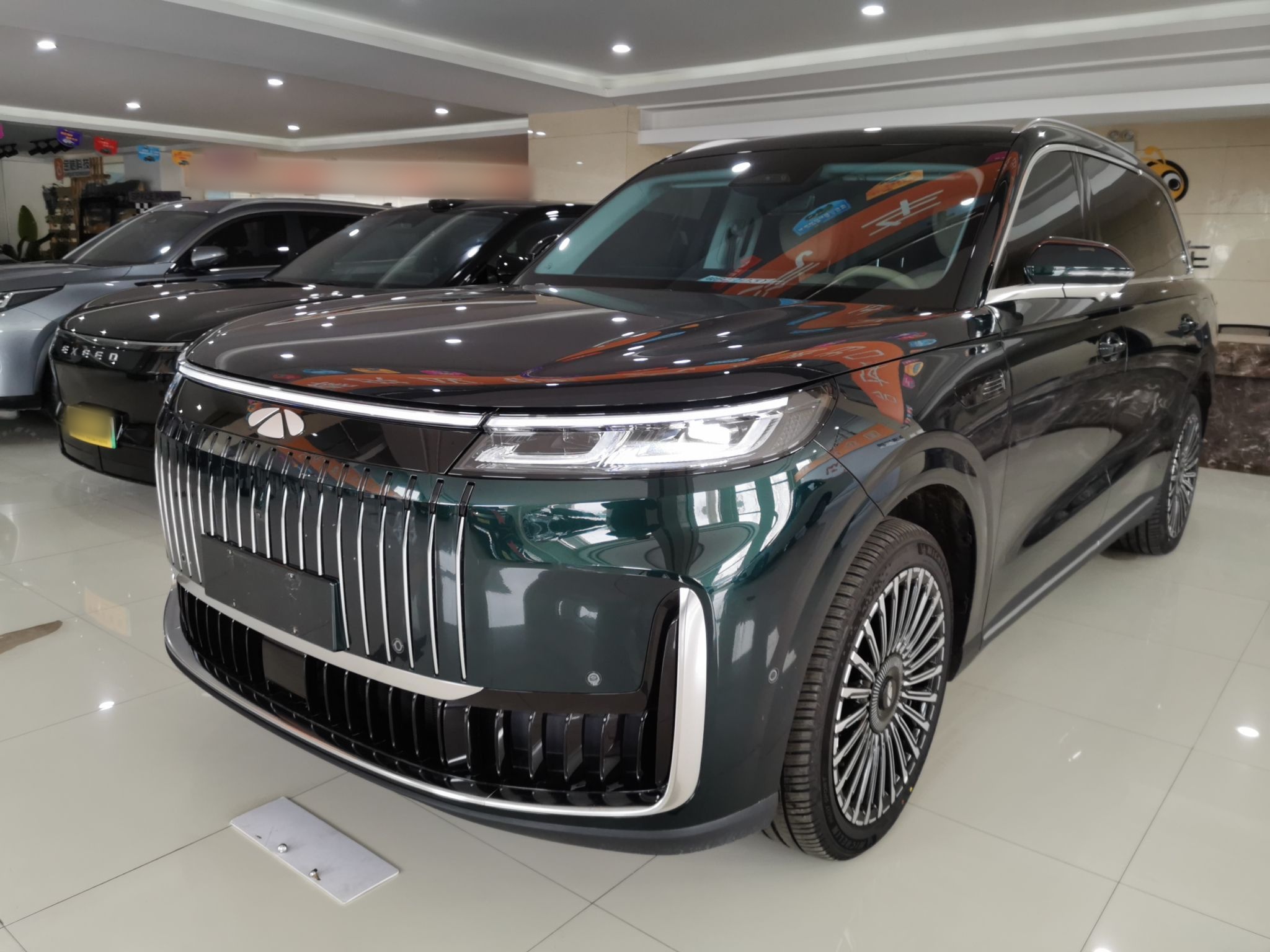 تحت مقدمة السيارة