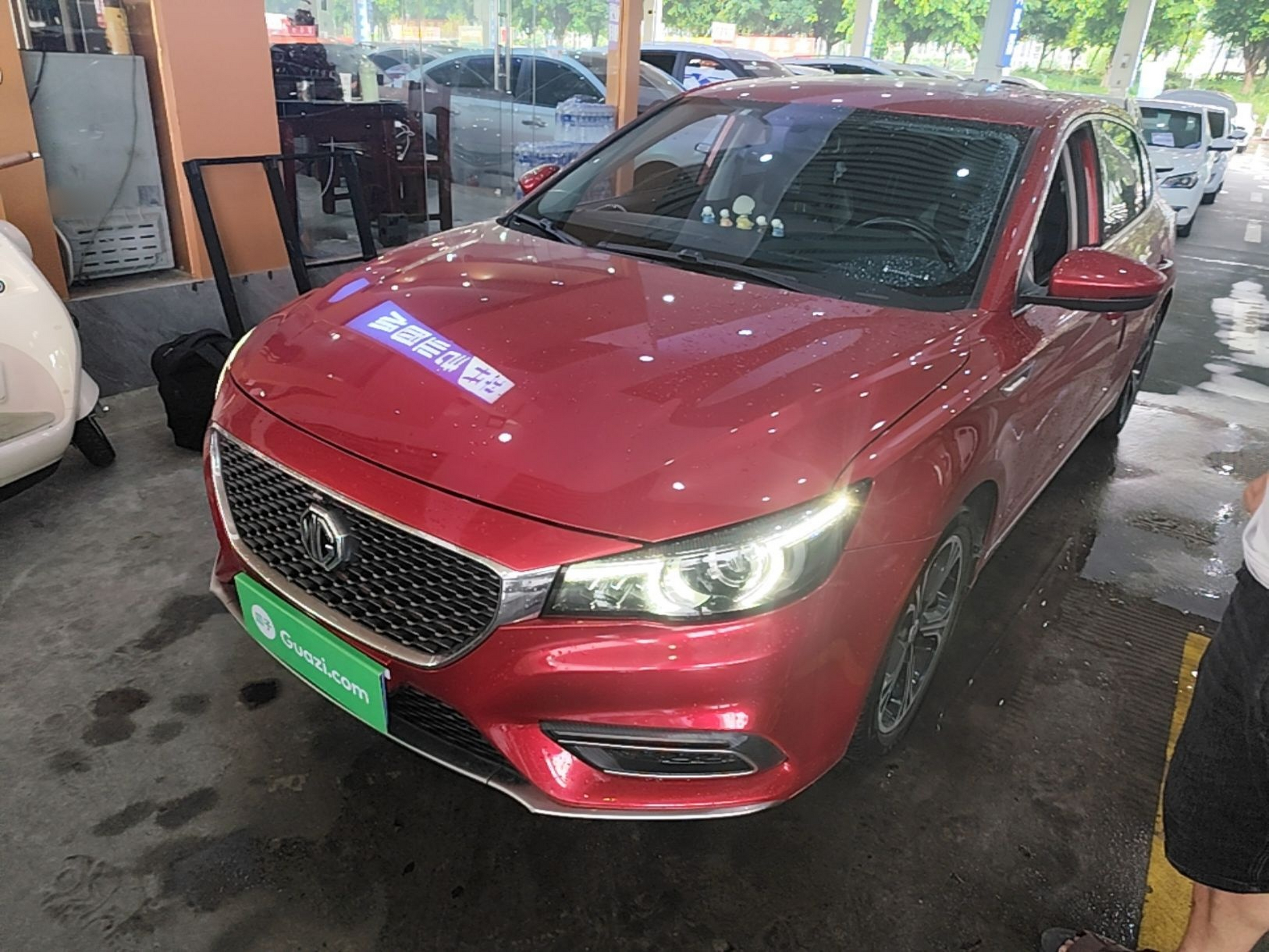 Под передней частью автомобиля