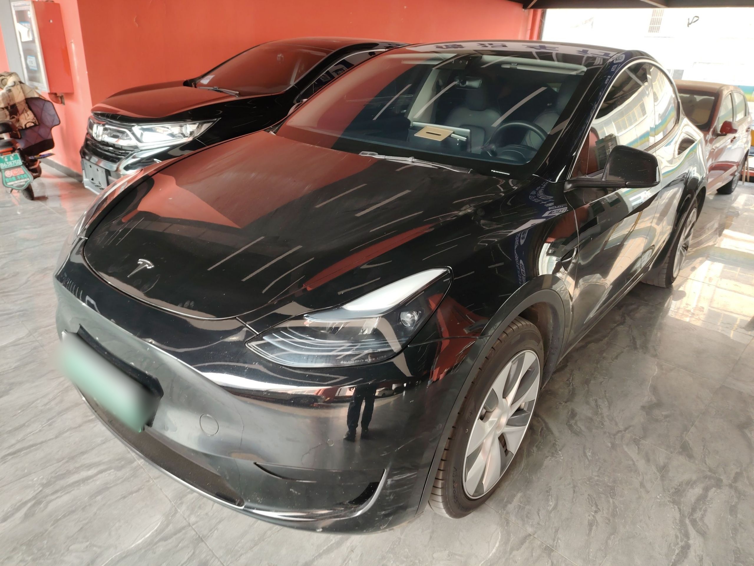 Под передней частью автомобиля