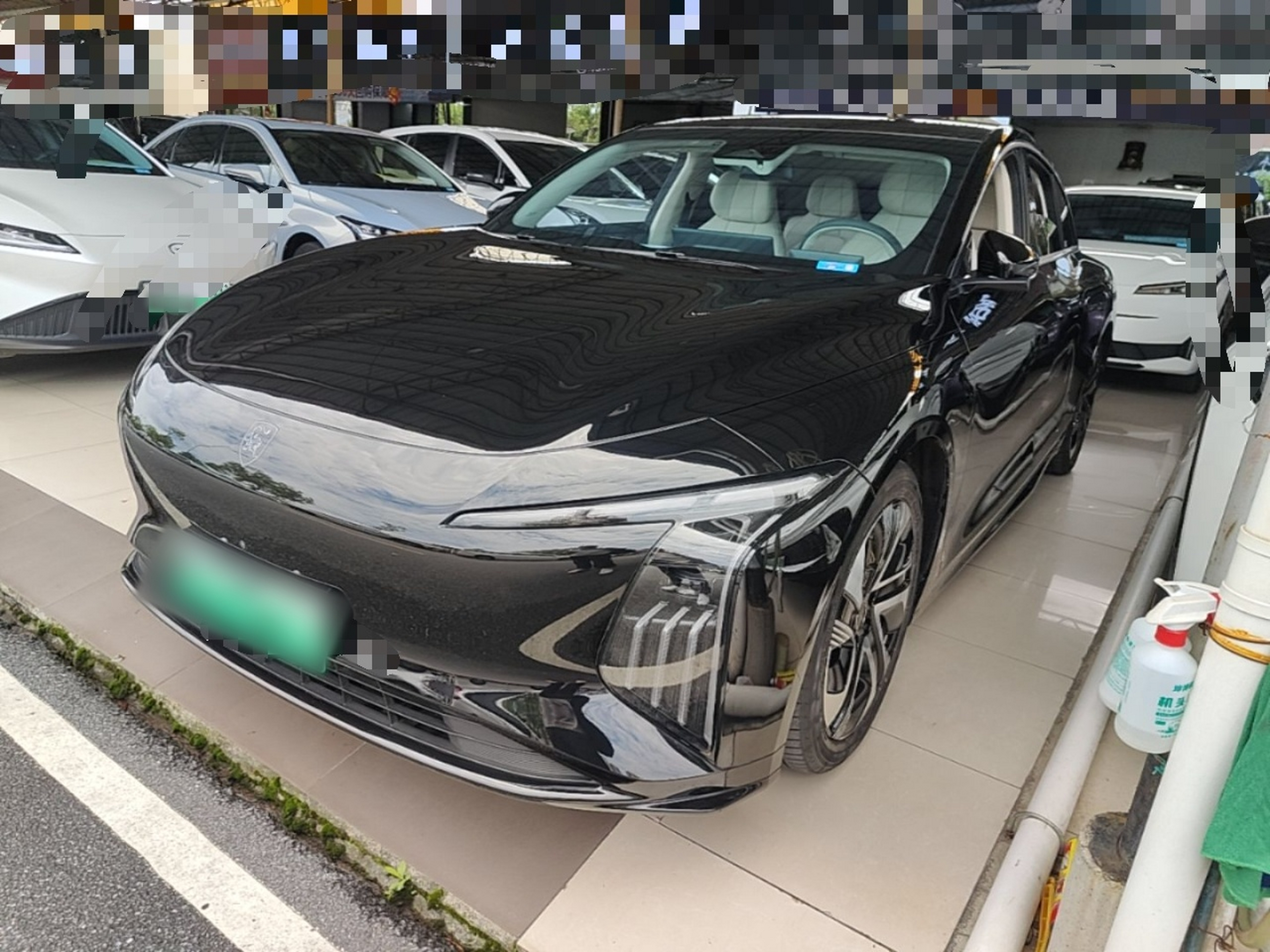 Под передней частью автомобиля