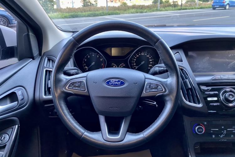 Used Ford Focus 2015 Hatchback 1.6L Manual Fashion Edition
