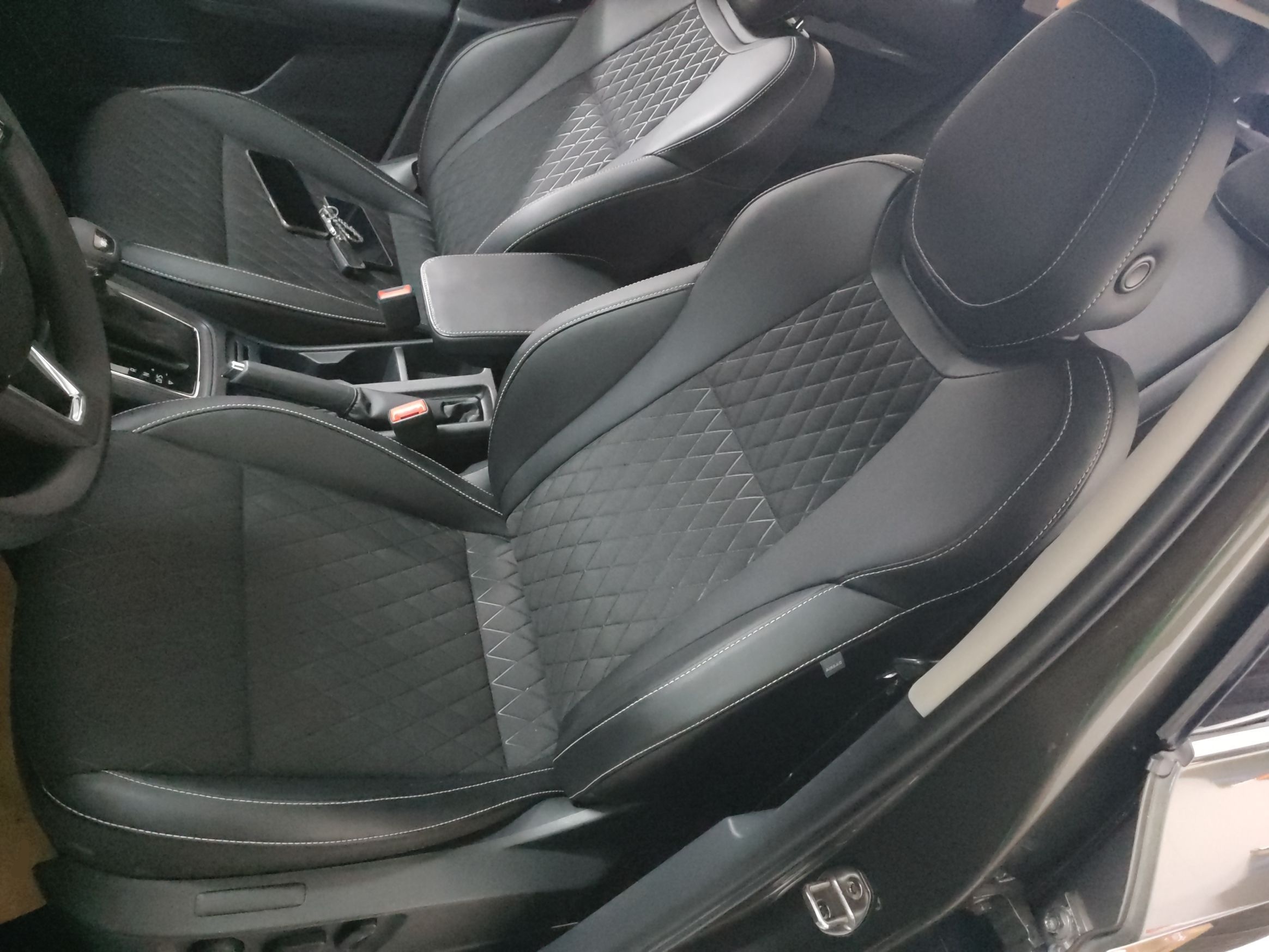 المقاعد الأمامية داخل السيارة