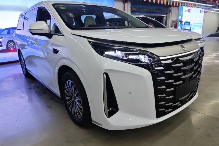 Used BYD Xia 2025 DM-i 1.5T 180km Excellence Model Front Right 45 Deg