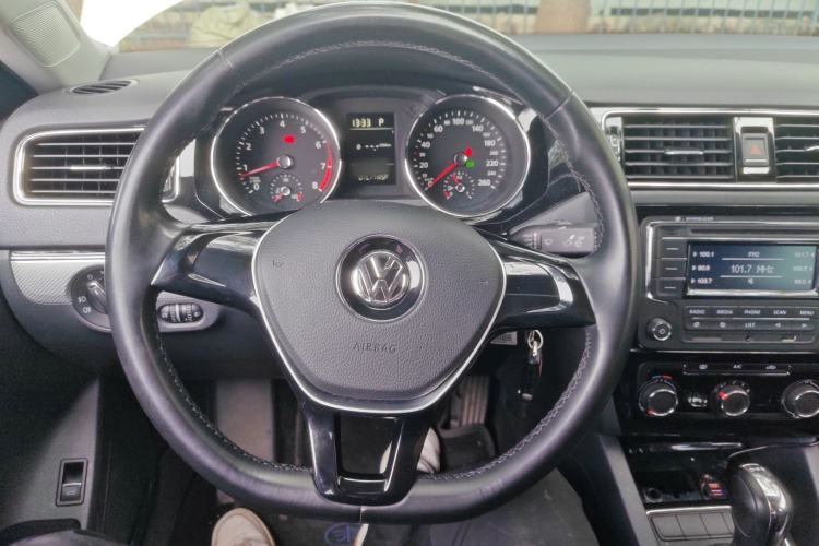 Used Volkswagen Sagitar 2015 230TSI Automatic Comfort Version Steering Wheel