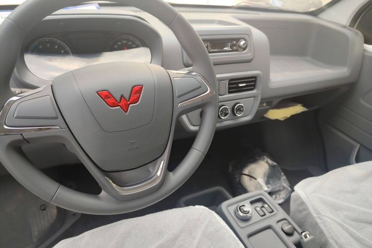 Used Wuling Yangguang 2024 300KM Comfort Version Passenger Van 75kW