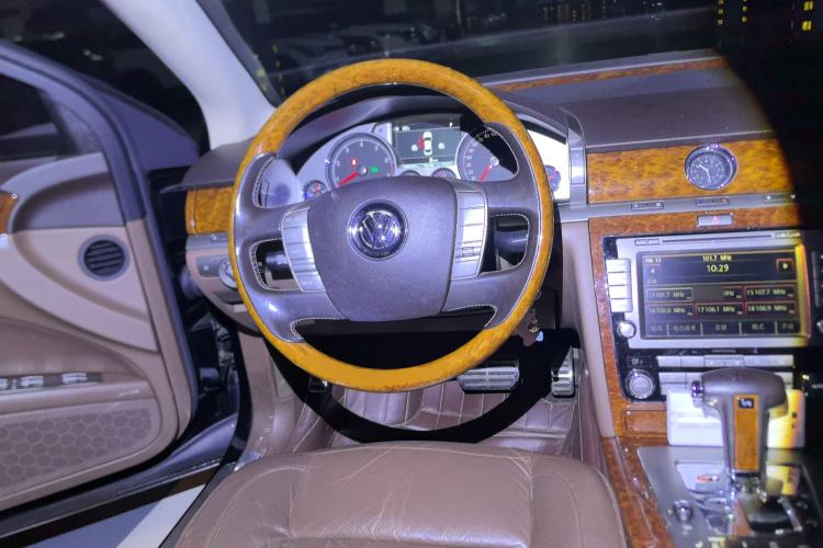 Used Volkswagen Phaeton 2011 3.6L V6 5-Seater Extended Business Edition Steering Wheel