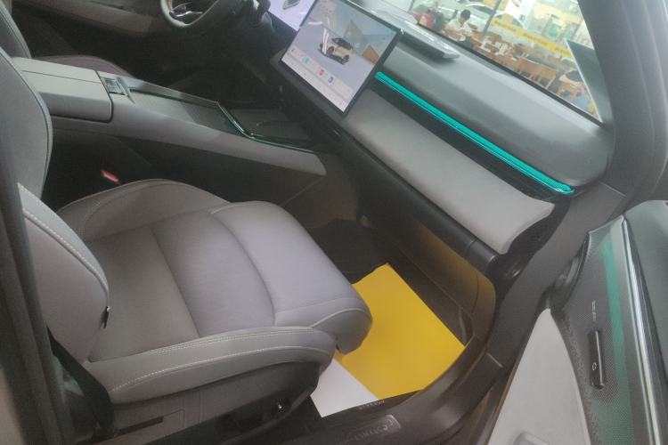 Used Lynk & Co 08 EM-P 2023 245km Ultra-Long Range Halo Right Front Seat