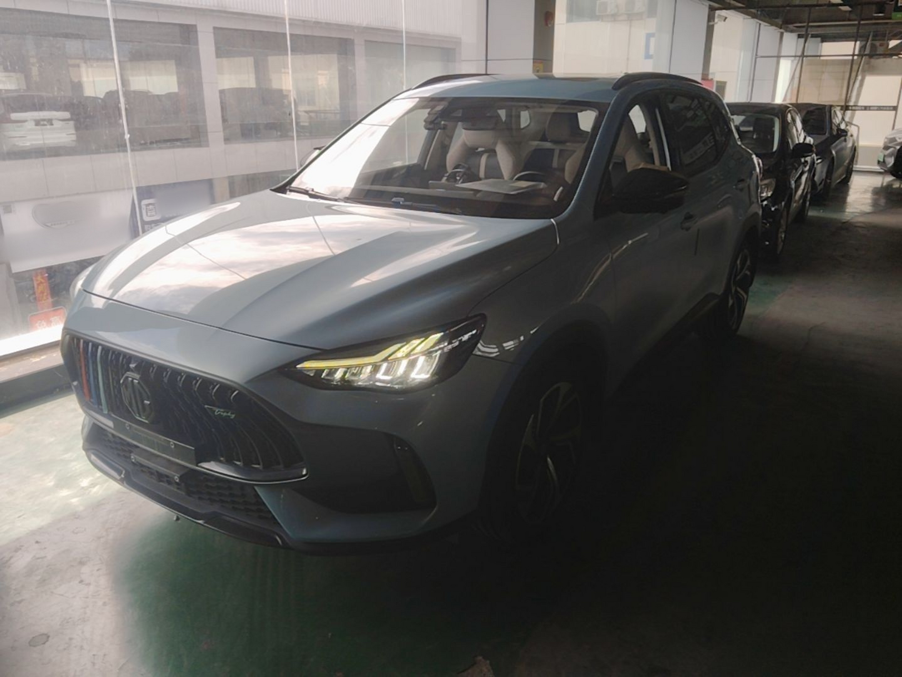 Под передней частью автомобиля