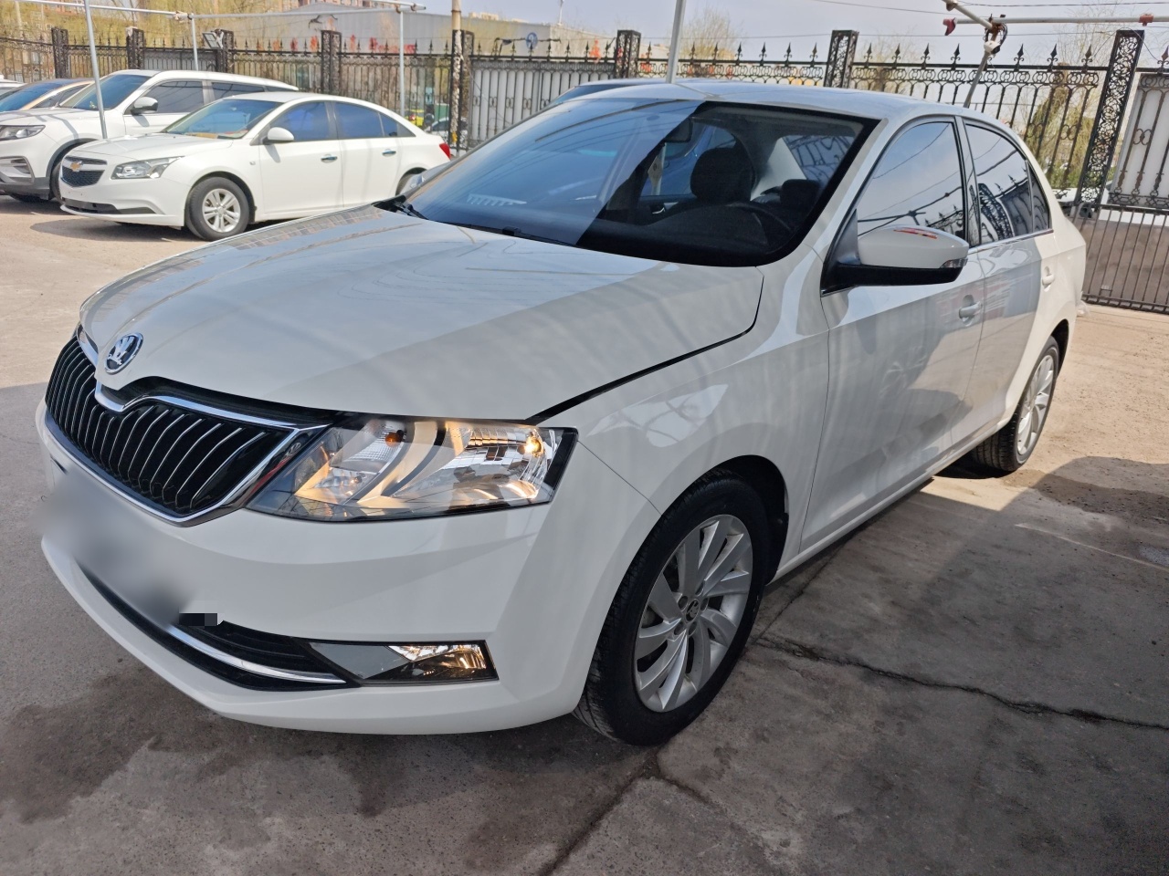 تحت مقدمة السيارة