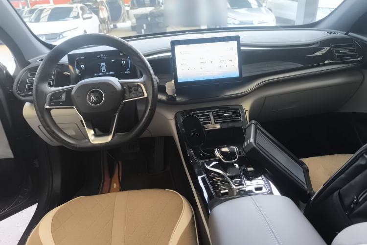 Used BYD Qin PLUS 2023 Champion Edition DM-i 55KM Leading Model Center Console