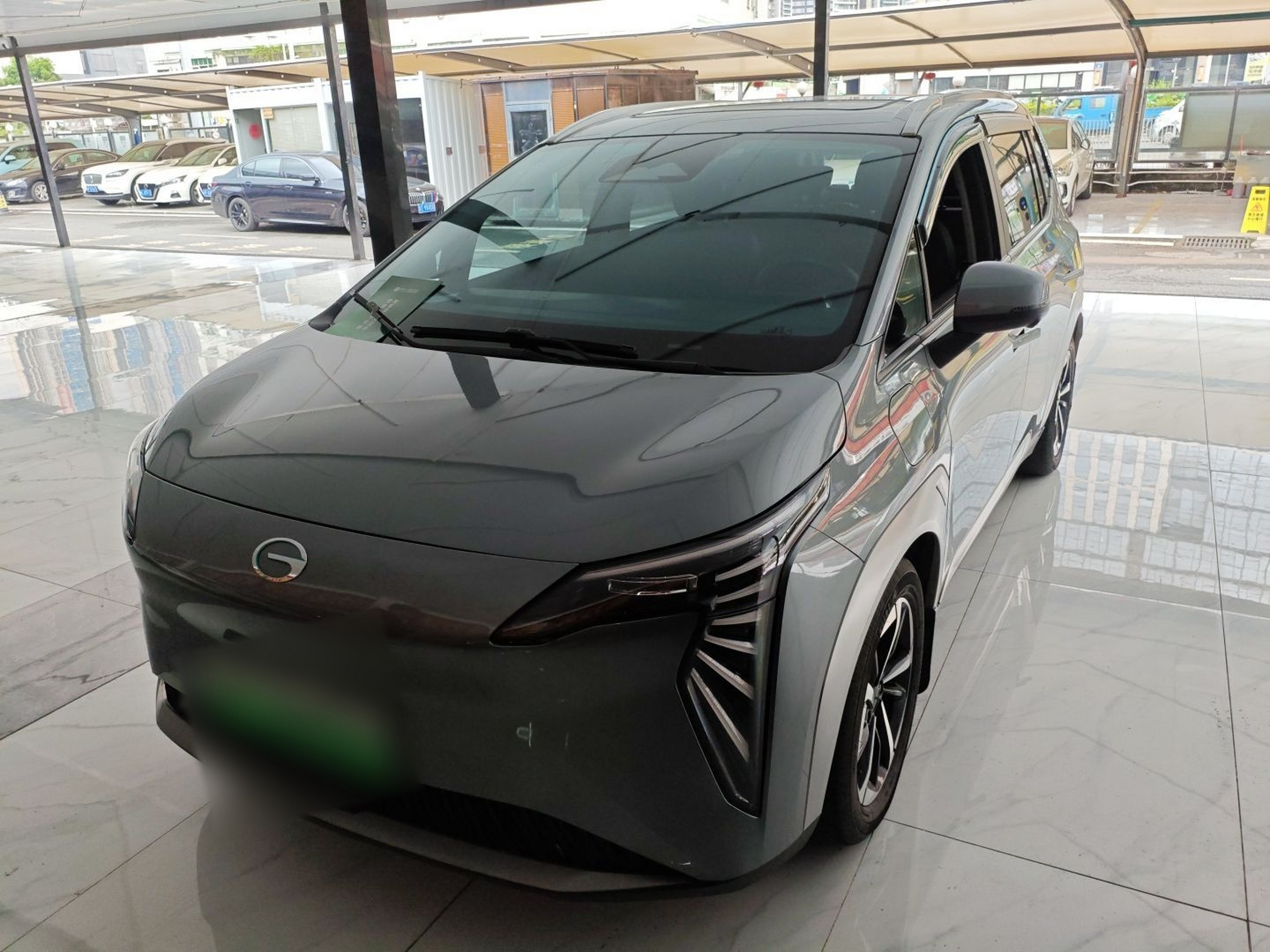 تحت مقدمة السيارة