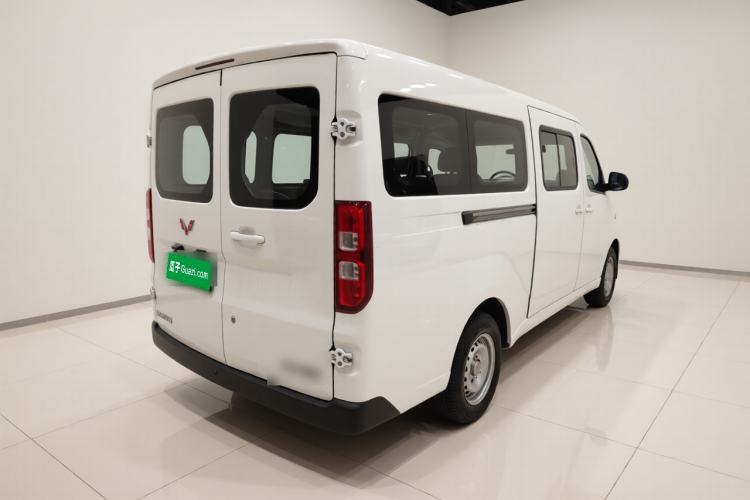Used Wuling Yangguang 2024 300KM Comfort Version Passenger Van 75kW Exterior 5
