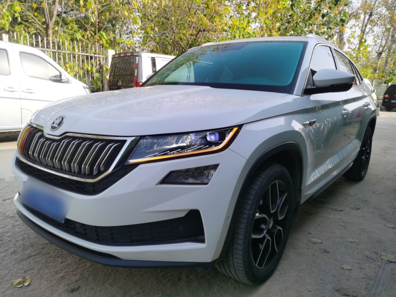 Под передней частью автомобиля