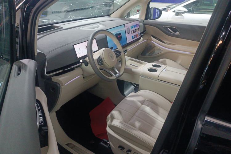 Used VOYAH Dream 2025 PHEV Four-Wheel Drive Prestige Kunpeng Edition
