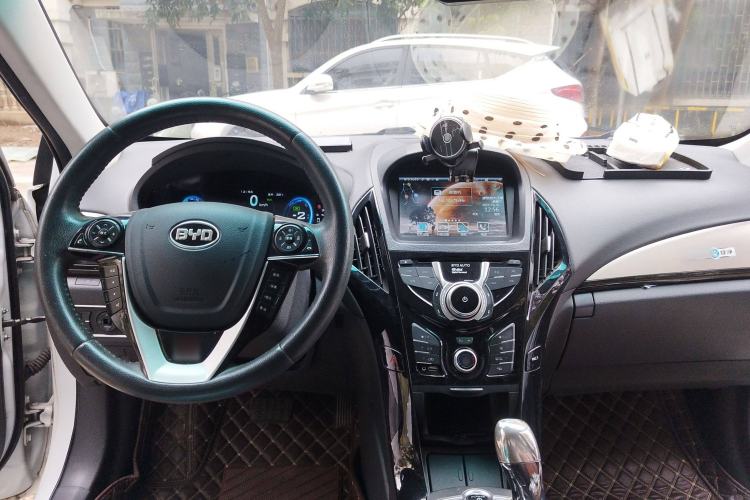 Used BYD Qin New Energy 2015 1.5T Dual-Crown Flagship Plus Edition Center Console