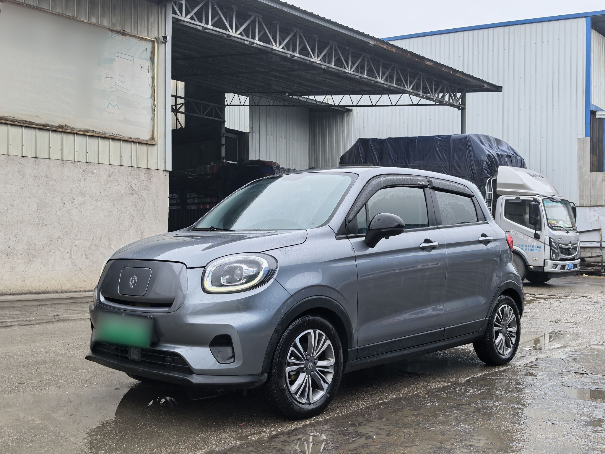 تحت مقدمة السيارة