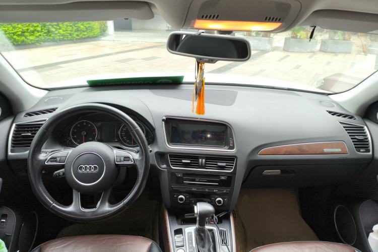 Used Audi Q5 2016 40 TFSI Comfort Model Center Console