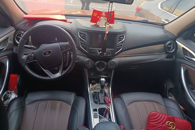 Used BYD Song 2017 Gaishe Upgrade Edition 1.5TID Automatic Elite Model Center Console