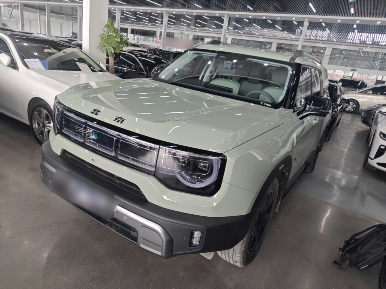 Под передней частью автомобиля