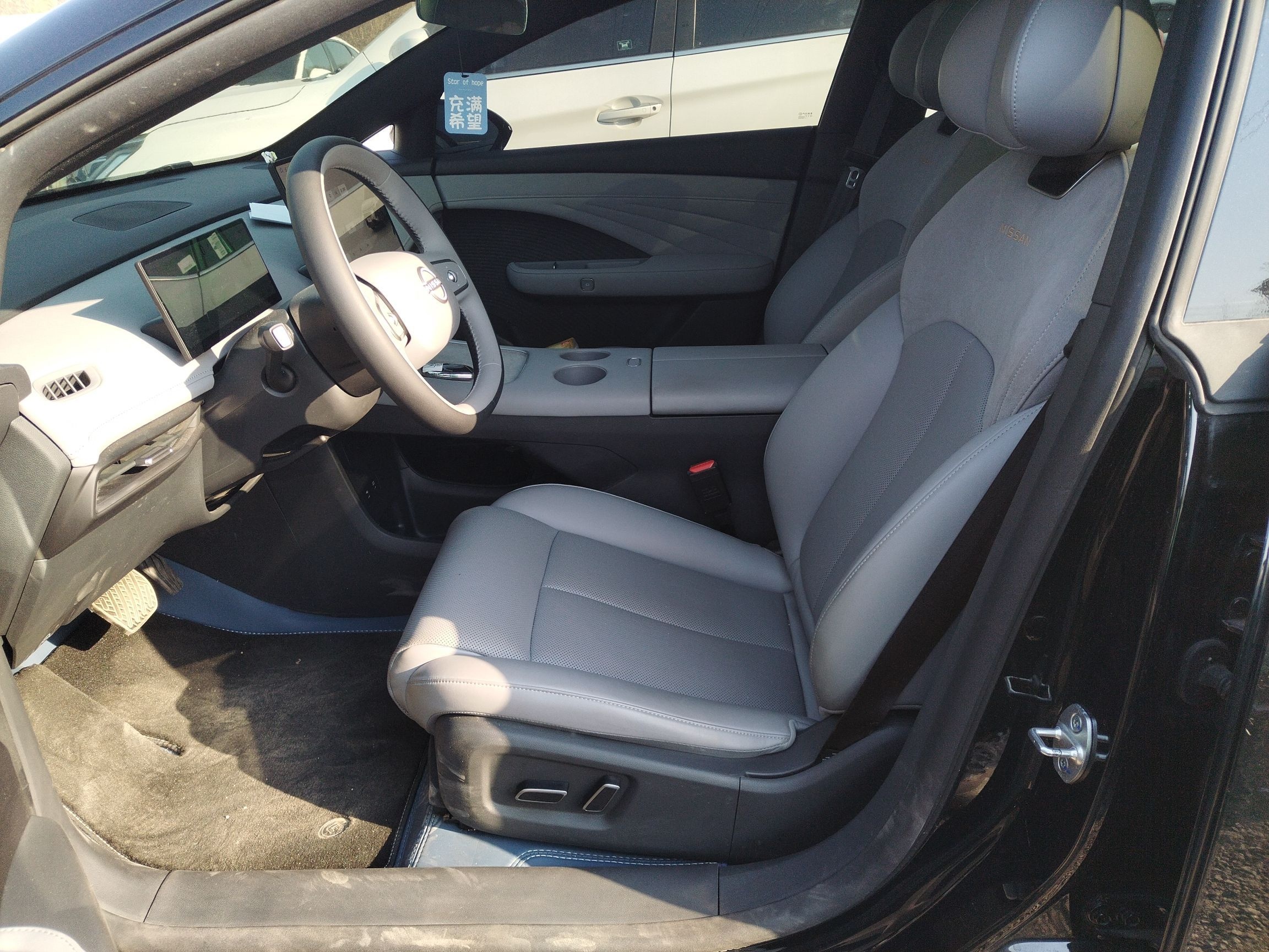 المقاعد الأمامية داخل السيارة