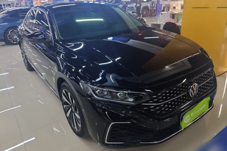 Used Volkswagen Passat 2022 330TSI Starry Luxury Edition Front Right 45 Deg