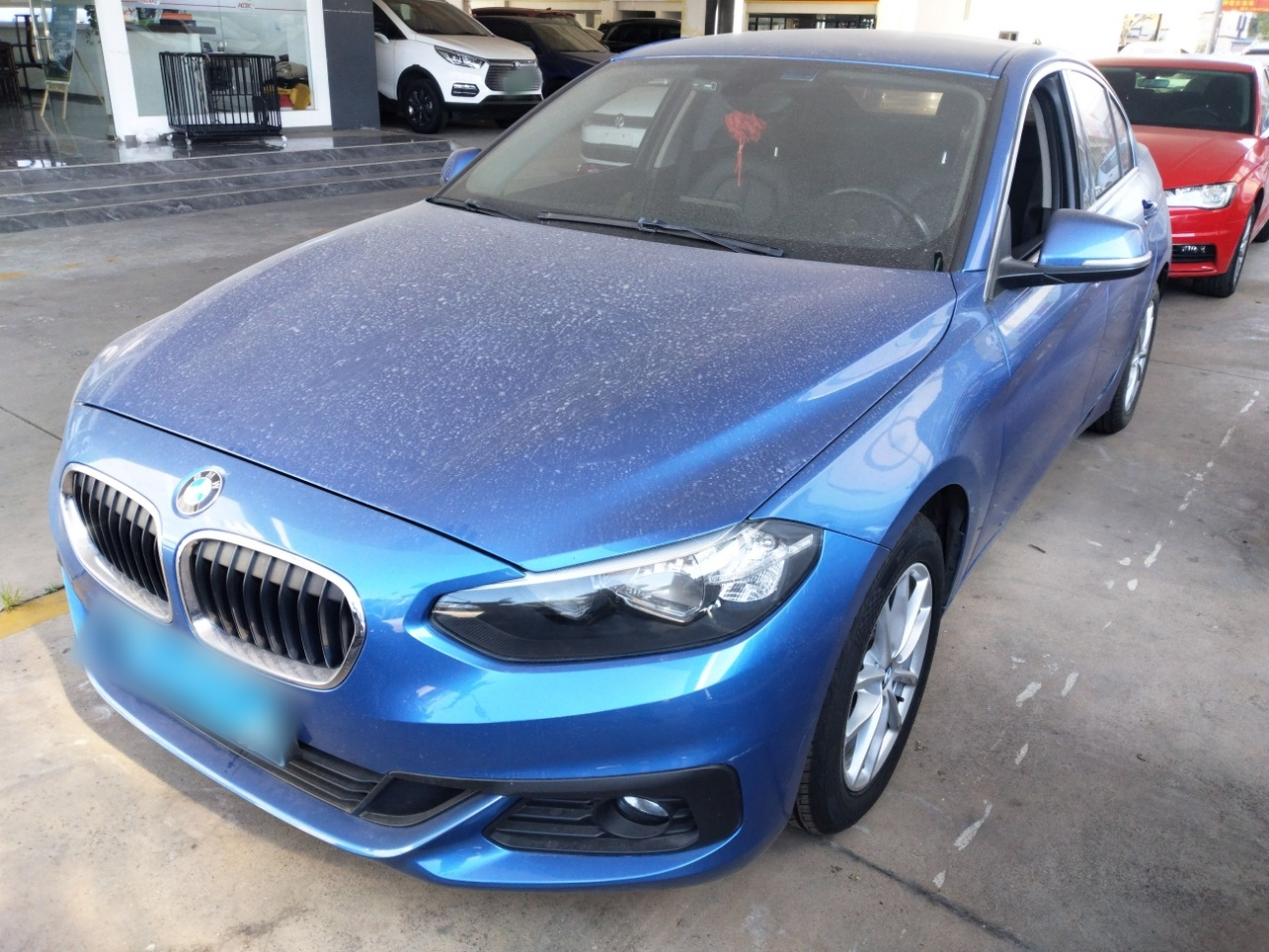 تحت مقدمة السيارة