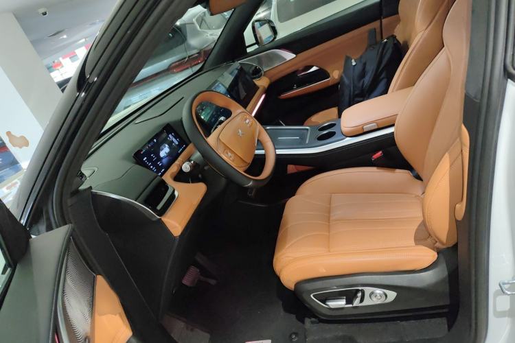 Used XPeng G9 2025 725 with Ultra-Long Range Max Left Front Seat