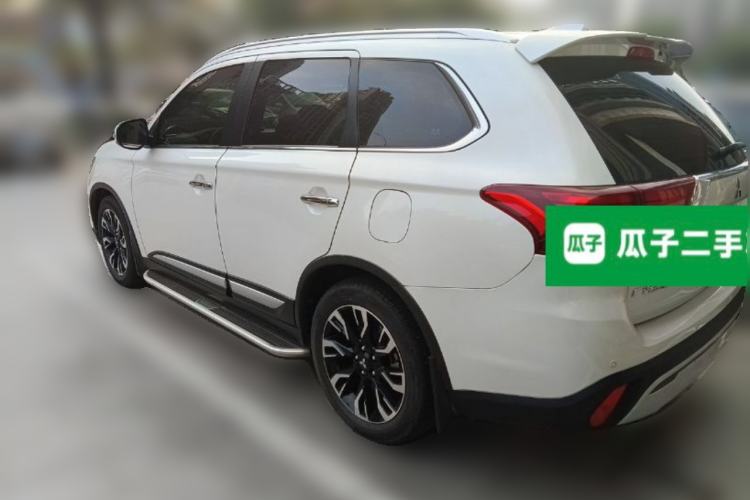 Used Mitsubishi Outlander 2019 2.4L 4x4 Zhi Xiang Edition 7 Seats China VI Standard
