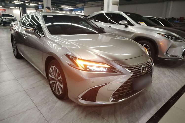 Used Lexus ES 2025 300h Deluxe Edition
