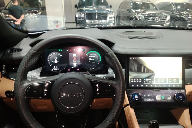 Used Lynk & Co 09 2021 2.0T Halo Six-Seater
