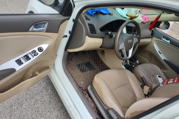 Used Hyundai Verna (older generation) 2010 Sedan 1.4L Manual Comfort GS Driver Seat