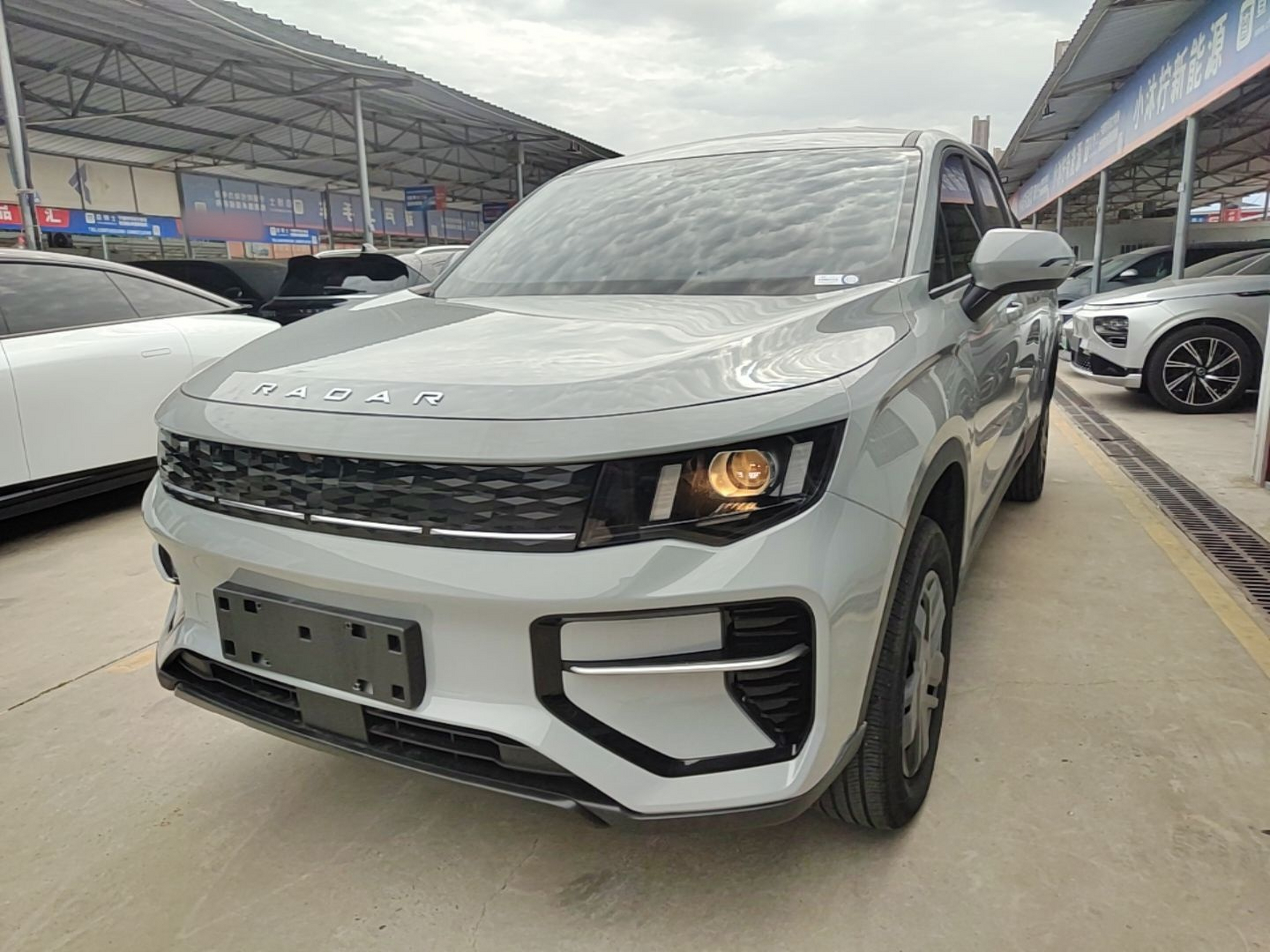 Под передней частью автомобиля