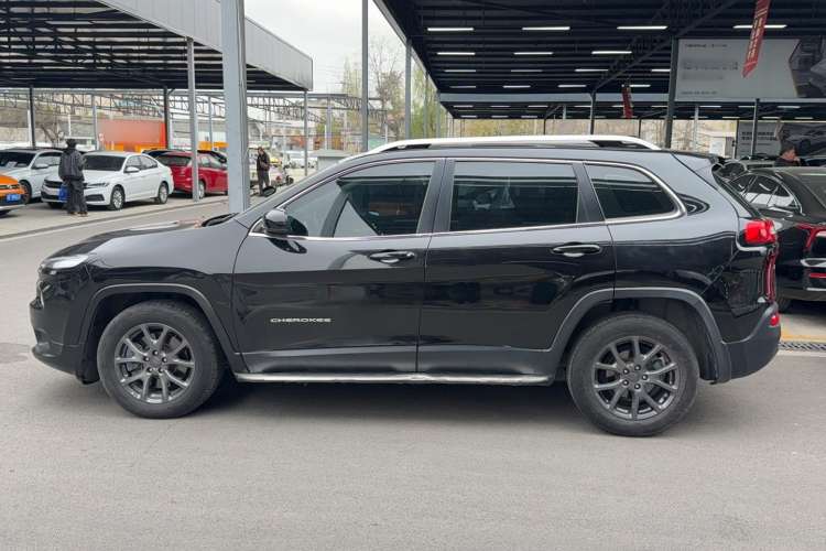 Used Jeep Cherokee 2020 2.0L Two-Wheel Drive Classic Sports Edition