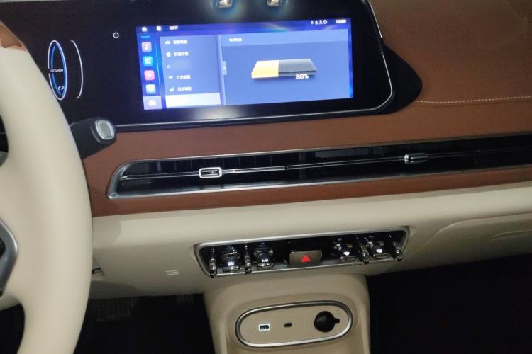 Used ORA Good Cat 2023 401 km Standard Range Luxury Version Lithium Iron Phosphate Center Console