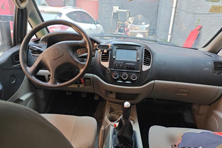 Used FORTHING Lingzhi 2015 V3 1.5L 5-Seater Special Offer Model Center Console