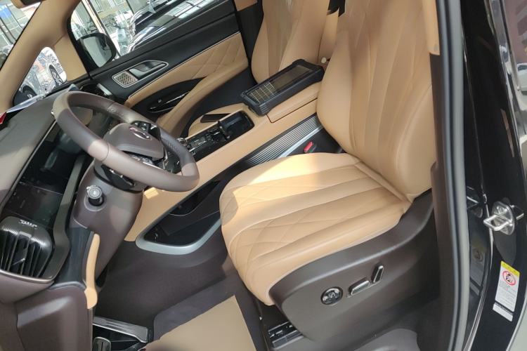 Used Denza D9 2025 DM-i Intelligent Drive 1020 Four-Wheel Drive Flagship Model
