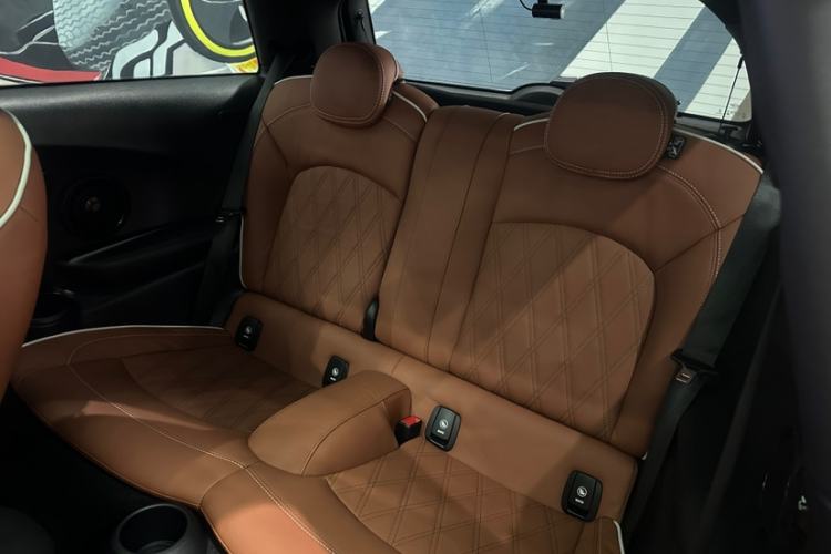 Used MINI 2023 Updated 2.0T COOPER S Artist Interior 6