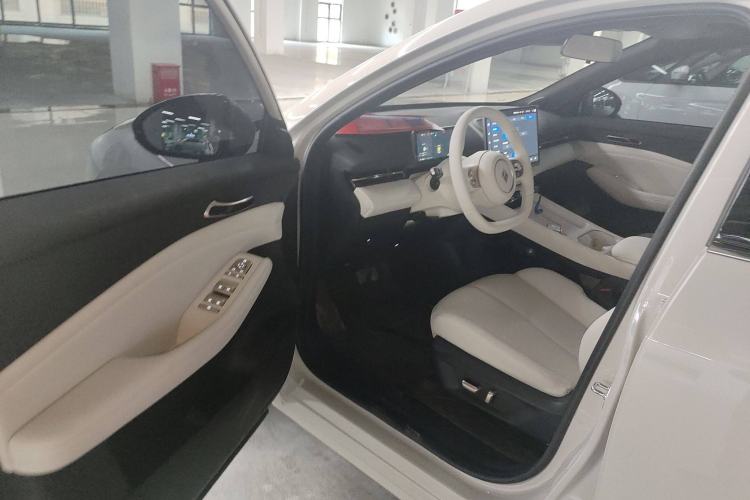 Used Baojun Yunhai 2024 140km Plug-in Hybrid Version Interior 3